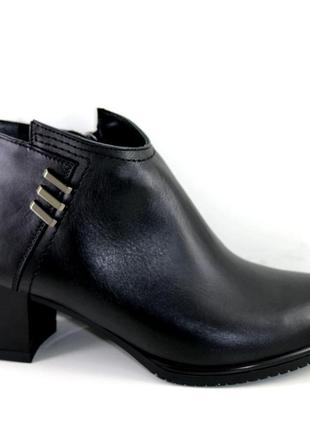 Ботинки женские короткие демисезонные чёрные кожаные на каблук...