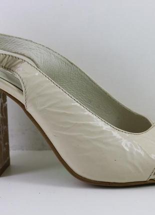 Босоножки женские классические кожаные на каблуку  размеры 37....