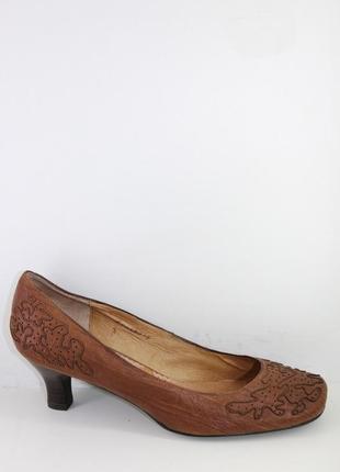 Туфли женские кожаные на маленьком каблуке цвет светло-коричне...