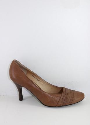 Туфлі жіночі шкіряні класичні на шпильці 8 см колір світло-кор...