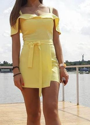 Женский нарядный комбинезон желтого цвета