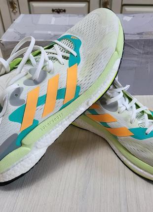 Нові бігові кросівки adidas solar boost 4