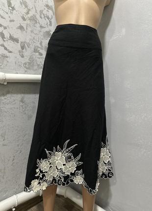 Черная длинная льняная юбка с вышивкой цветы