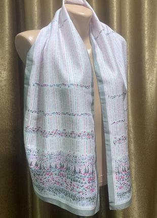 Легкий шарф в серо-розовых тонах цветочный принт