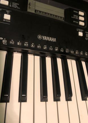 Сінтезатор , піаніно YAMAHA .