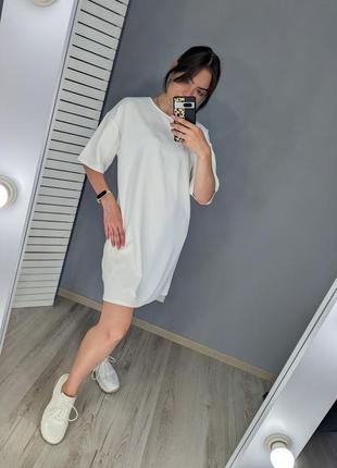 Біла сукня-футболка від boohoo з карманами