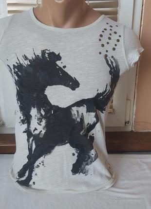 Белая женская футболка с лошадью