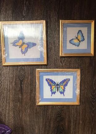 Картины вышиты крестиком в рамках, триптих "бабочки"