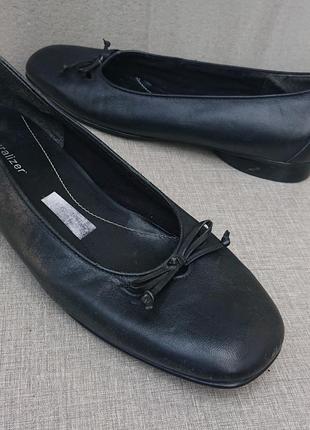 Кожаные чёрные туфли балетки naturalizer