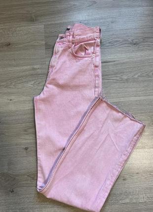 Классные розовые джинсы с разрезами