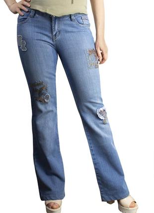 Женские джинсы с нашивками