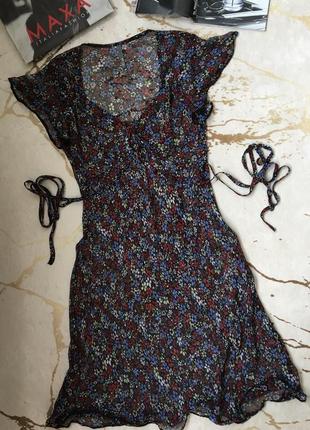 Лёгкое цветочное платье на завязках e-vie