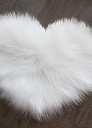 Белый меховой коврик в форме сердца. 40 х 30 см