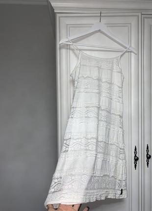 Платье с рюшами белое