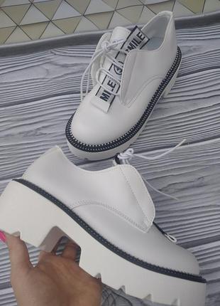Белые туфли на шнурках