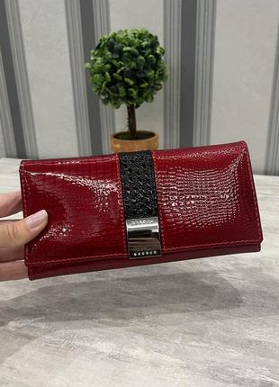 Лаковий червоний жіночий шкіряний гаманець