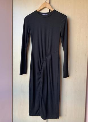 Очень красивое базовое платье в чёрном цвете длины миди от zar...