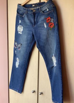 Стильные джинсы с яркими нашивками от бренда stradivarius