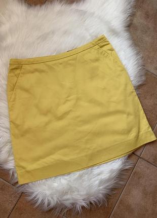 Яркая короткая юбка с карманами в актуальном желтом цвете от б...
