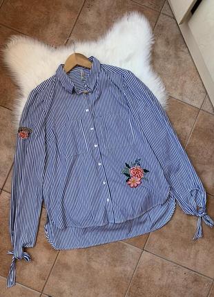 Красивая рубашка в полоску с вышивкой от бренда stradivarius