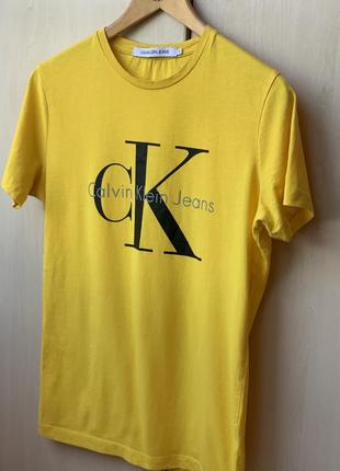Очень классная яркая футболка в желтом цвете от calvin klein о...