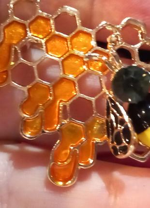 Брошь брошка значок пчела пчелка желтая и золотистые соты мед ...
