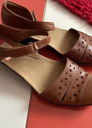 Шикарные новые мегаудобные кожаные туфли босоножки clarks/100%...