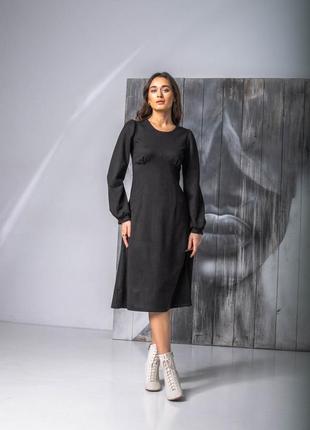 Черное замшевое платье миди с длинными рукавами
