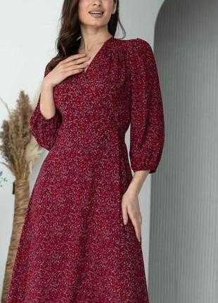 Елегантна жіноча сукня на запах кольору марсала довжиною міді
