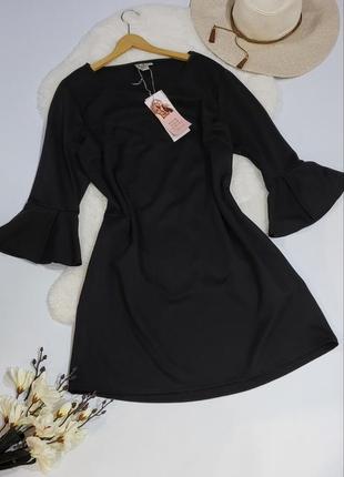 Платье черное с рукавами воланами
