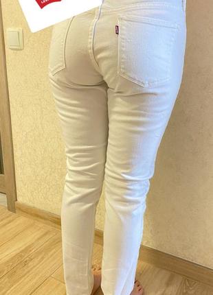 Женские белые джинсы levi’s slim w30l32