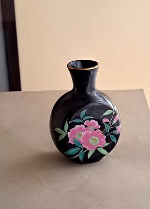 Маленька чорна вазочка з рожевими квітами. 10,5 см.
