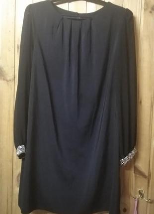 Черное платье свободного кроя с длинным рукавом