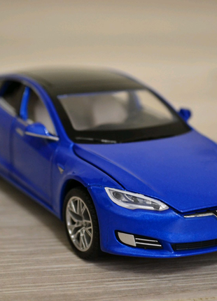 Тесла S модель коллекционная металлическая машинка со спецэффект.