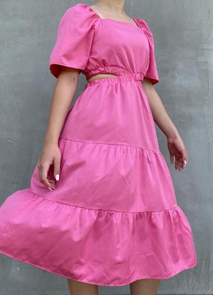 Яскрава та легка сукня міді у стилі барбі  з вирізами.