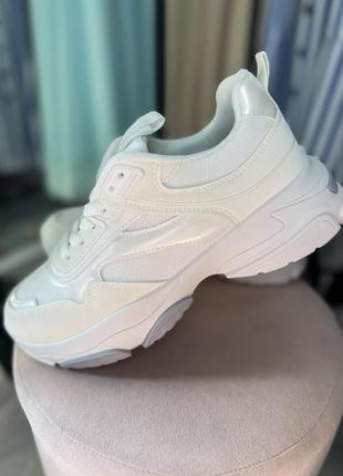 Белые кроссовки с серыми вставками marquiiz