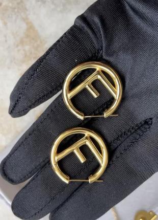 Серьги кольца брендовые в стиле fendi фенди с буквой f золотые...