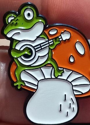 Брошь брошка значок пин металл зеленый жаба лягушка играет на ...