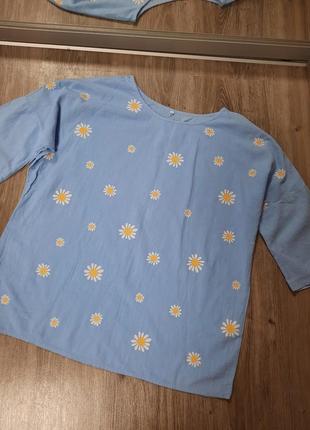 Голуба блузка с ромашками