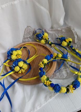 Желто-голубые бутоньерки и браслеты для выпусков