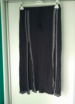 Натуральная макси юбка с вышивкой и длинными разрезами
