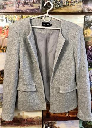 Светло-серый пиджак с карманами