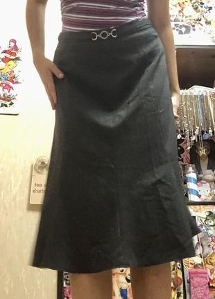 Серая классическая расклешенная юбка миди