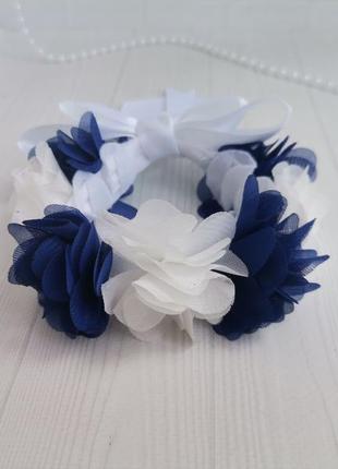 Резинка на резинку с белыми и синими шифоновыми цветами