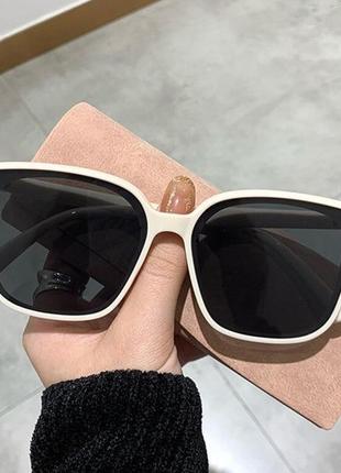 Женские солнцезащитные очки бежево-черные