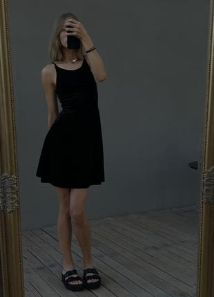 Маленькое черное ретро платье с блестками