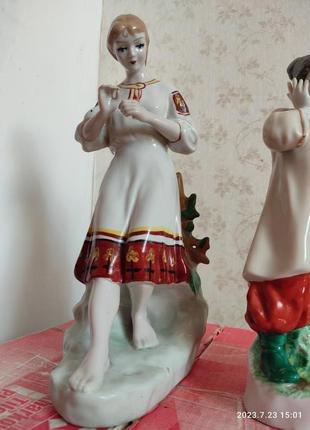 Фарфорові статуетки Карась та Дівчина з ромашкою