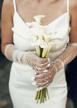 Белые перчатки для свадебной фотосессии в горох