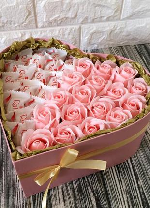 Подарок из роз и вкусных конфет раффаэлло на любой праздник лю...