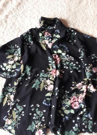 Черная блузка с цветами